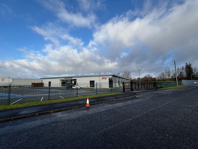 4 Tannochside Dr, Uddingston for lease - Building Photo - Image 3 of 5
