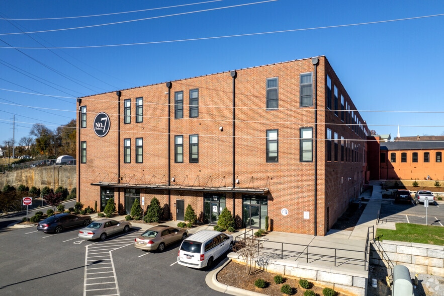 109 E Fleming Dr, Morganton, NC for lease - Building Photo - Image 3 of 11