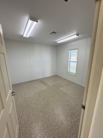 1815 E Hicks Field Rd, Fort Worth, TX for lease - Interior Photo - Image 3 of 9