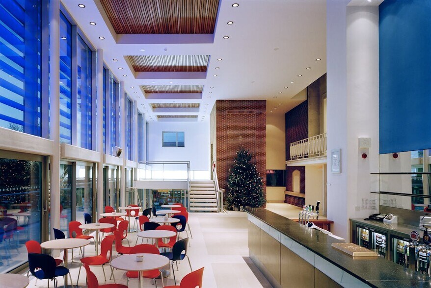 Office/Retail in Barking for lease - Lobby - Image 2 of 4