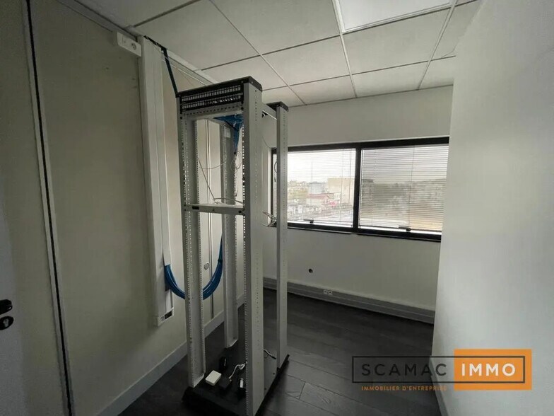 Office in Chilly-Mazarin for sale - Building Photo - Image 2 of 6