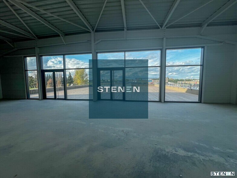 Retail in Monteux for lease - Building Photo - Image 2 of 6