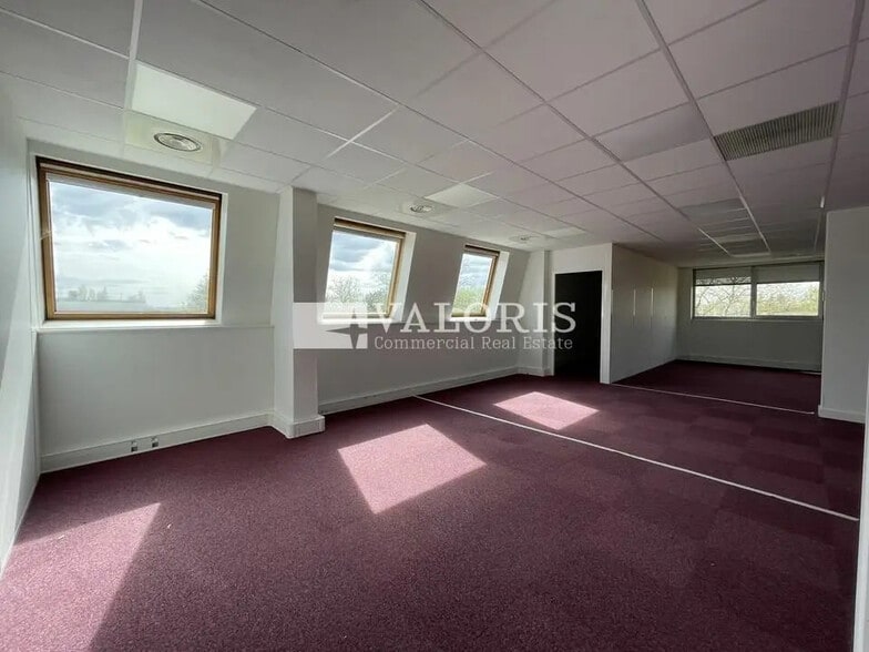 Office in Bron for lease - Interior Photo - Image 1 of 6