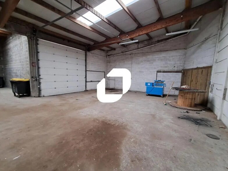 Office in Gondecourt for lease - Interior Photo - Image 3 of 15