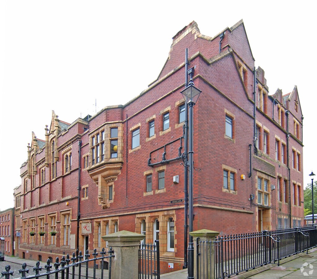 11A Church Ln, Oldham, GTM OL1 3AN