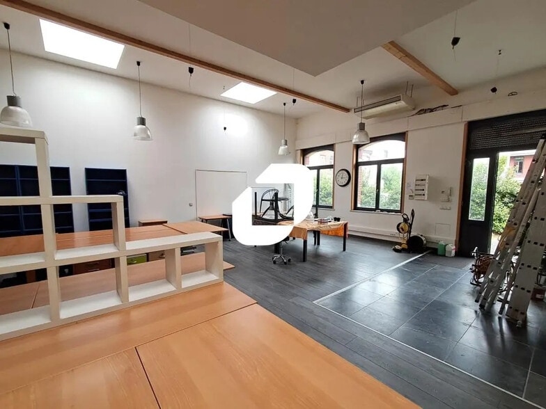 Office in Roubaix for lease - Building Photo - Image 3 of 10