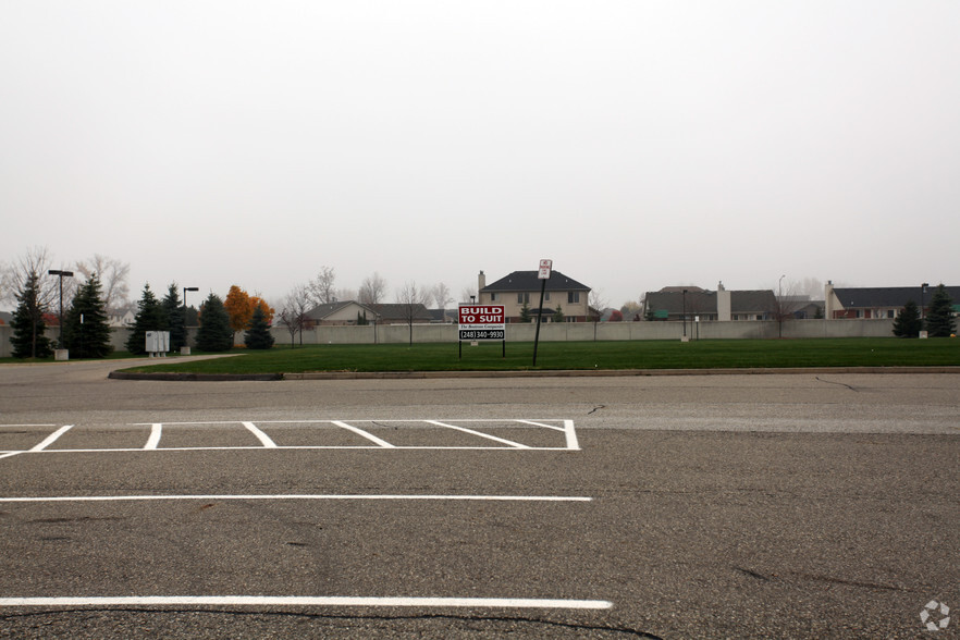 21473-21555 21 Mile Rd, Macomb Township, MI for lease - Primary Photo - Image 1 of 2