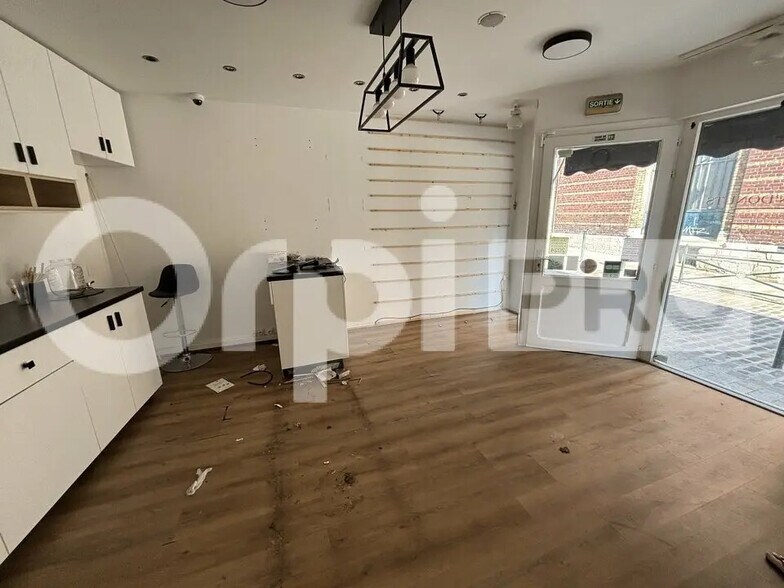 Retail in Compiègne for lease - Building Photo - Image 3 of 4