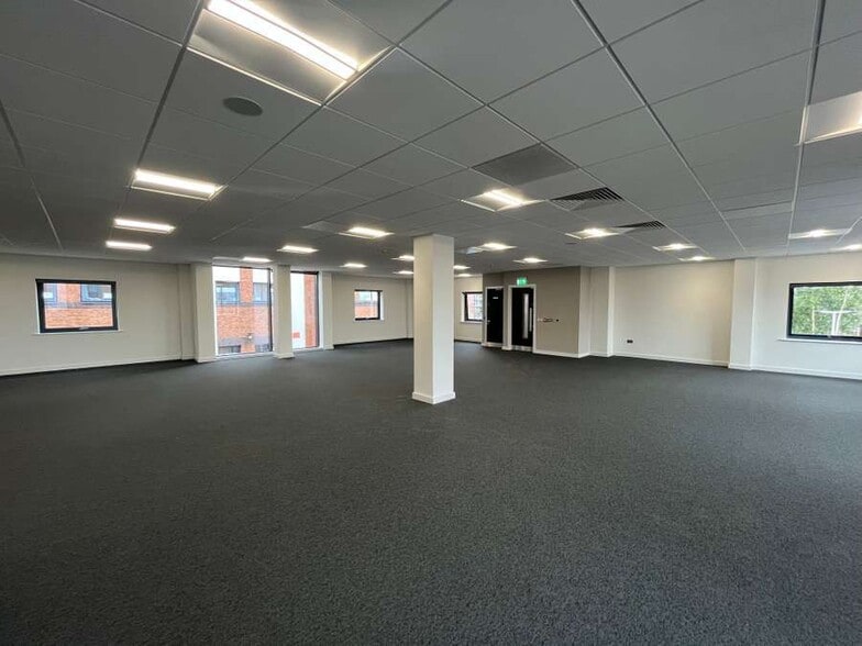 106 University St, Belfast for lease - Building Photo - Image 1 of 3