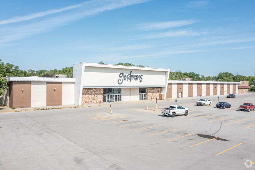 2590 Hubbell Ave, Des Moines, IA for sale - Primary Photo - Image 1 of 1