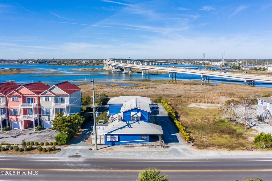 211 S Topsail Dr, Surf City, NC for sale - Primary Photo - Image 1 of 37