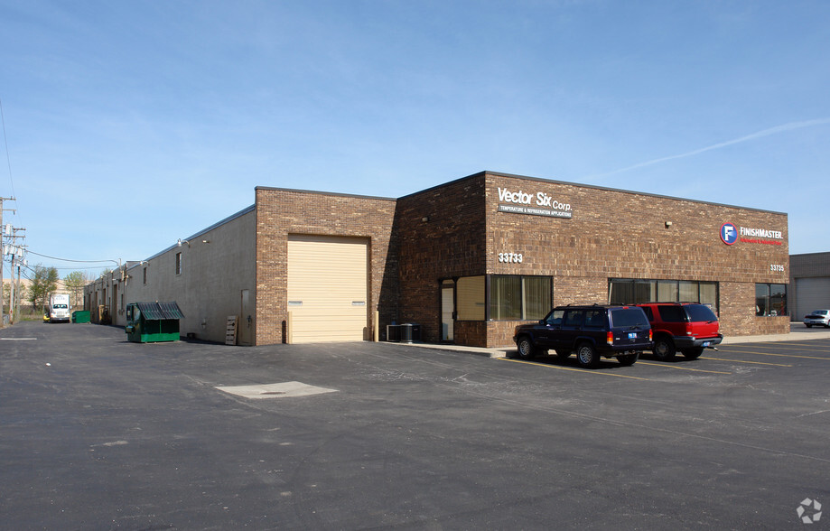 33733-33753 Groesbeck Hwy, Fraser, MI for lease - Building Photo - Image 2 of 8