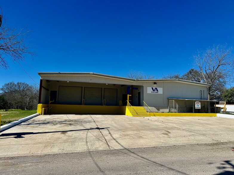 210 Gravel St, Seguin, TX for lease - Building Photo - Image 2 of 40