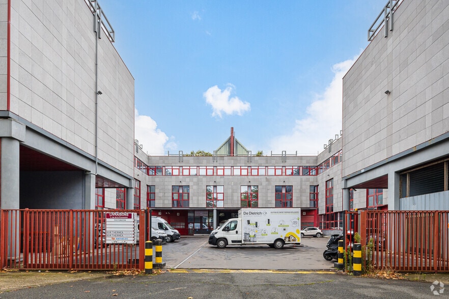 Office in Saint-Denis for lease - Building Photo - Image 2 of 5