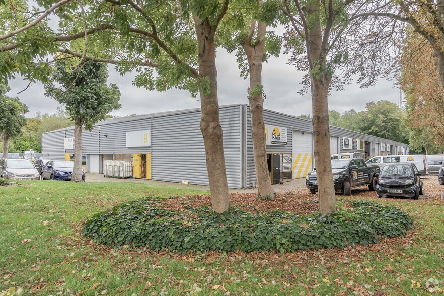 1-17 Kembrey Park, Swindon for lease - Building Photo - Image 3 of 6