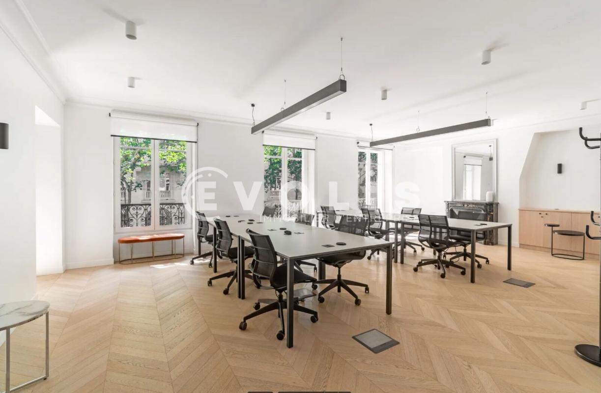 Office in Paris for lease Interior Photo- Image 1 of 23