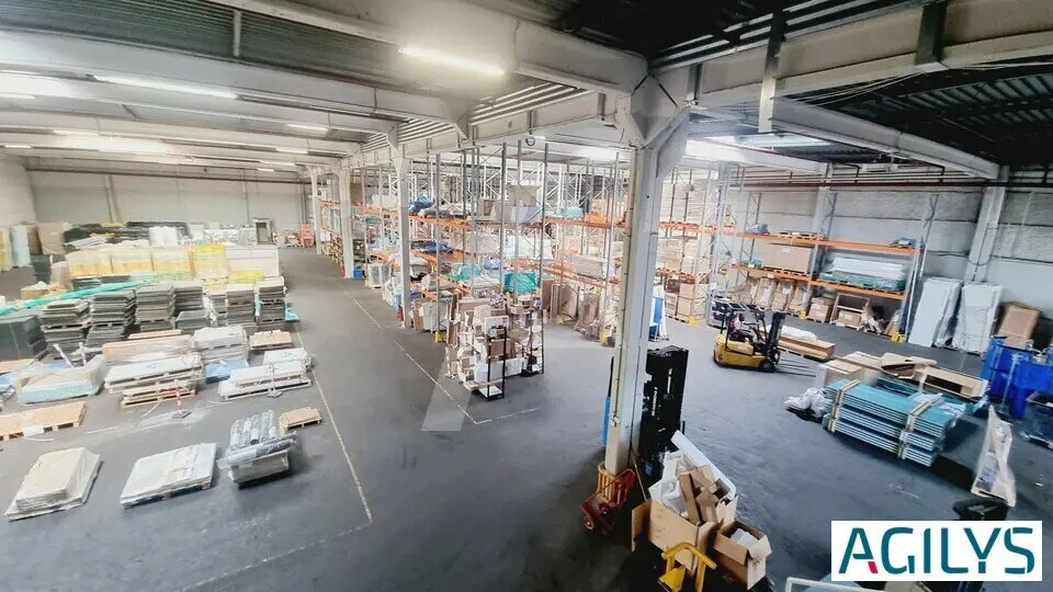 Industrial in Courtaboeuf for lease - Building Photo - Image 2 of 9