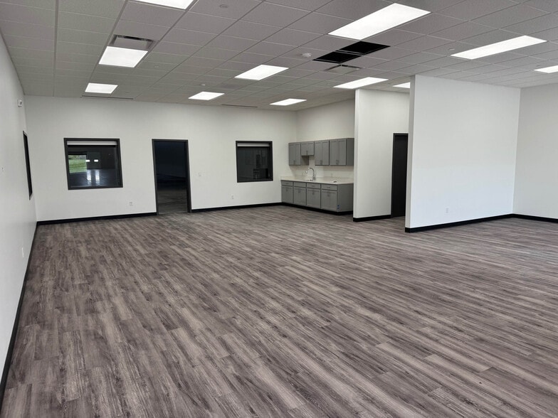 7305 SE Crosswinds Dr, Ankeny, IA for lease - Interior Photo - Image 2 of 6