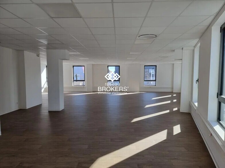 Office in Montpellier for lease - Building Photo - Image 2 of 11