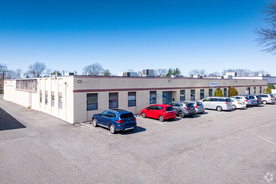 11 Skyline Dr, Plainview, NY for sale - Primary Photo - Image 1 of 1