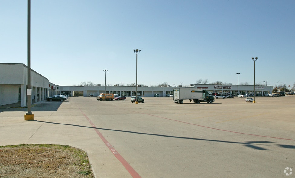 1301 W Henderson St, Cleburne, TX for lease - Primary Photo - Image 1 of 8