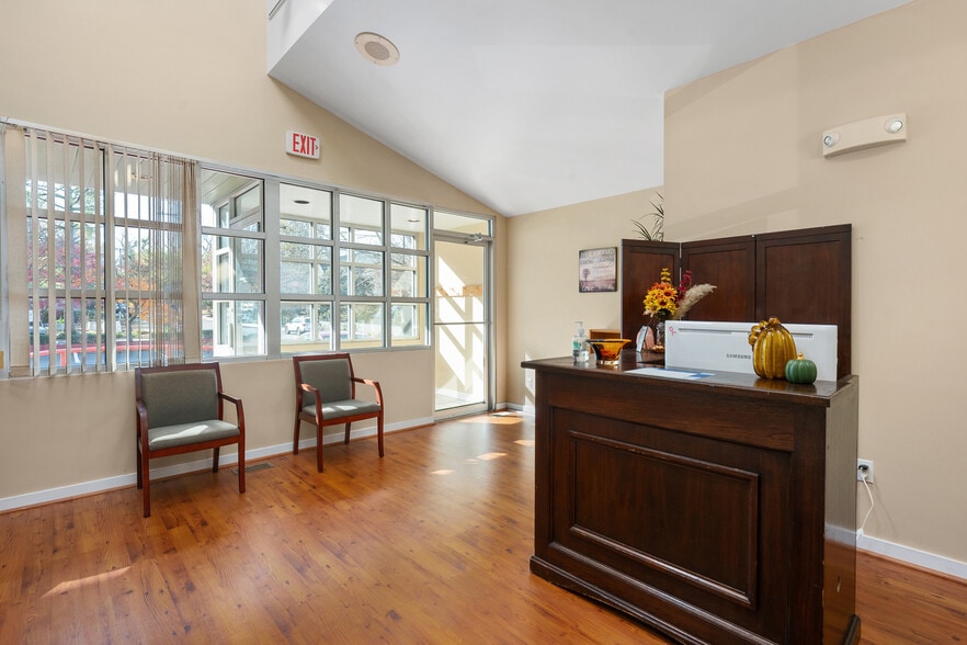 207 Ridgely Ave, Annapolis, MD for lease - Interior Photo - Image 3 of 21