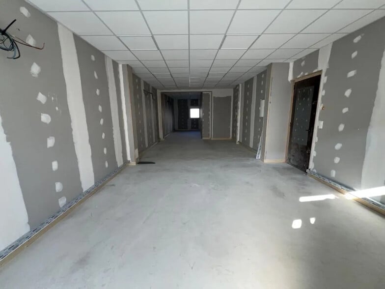 Retail in Reims for lease - Interior Photo - Image 2 of 6