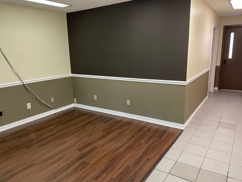 511 S 5th Ave, Mansfield, TX for lease - Building Photo - Image 3 of 6