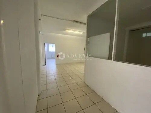 Flex in Trappes for lease - Building Photo - Image 3 of 8