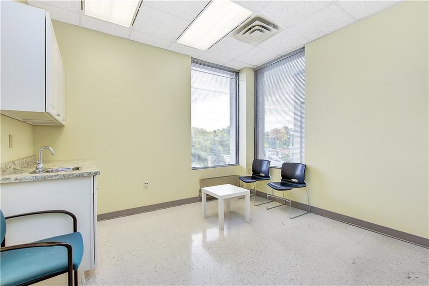 2555 St Joseph Blvd, Ottawa, ON for lease - Interior Photo - Image 3 of 25