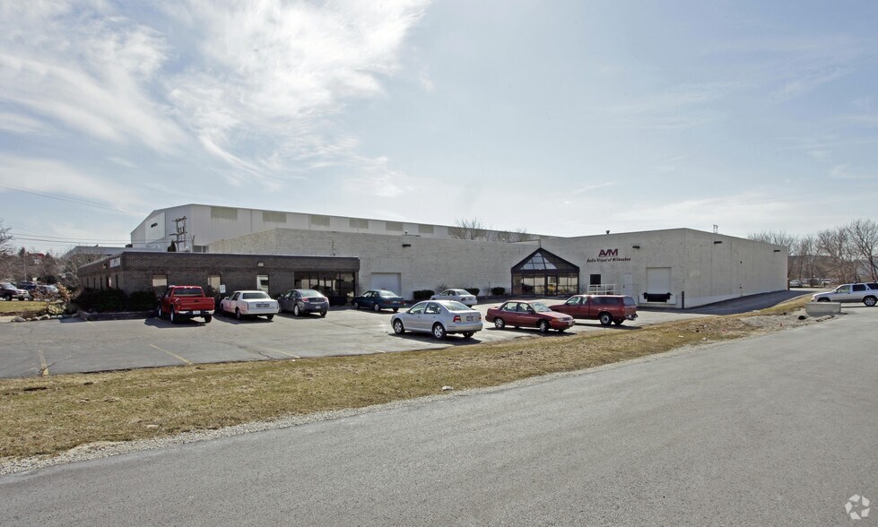 285 N Janacek Rd, Brookfield, WI for sale - Building Photo - Image 1 of 1