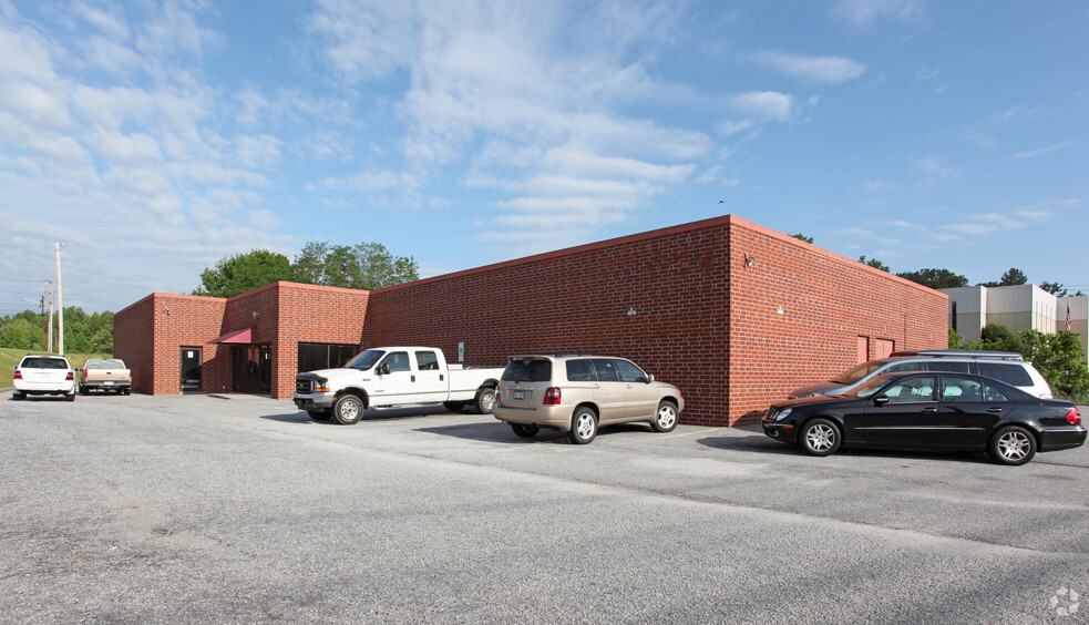 1744 Westchester Dr, High Point, NC for sale - Building Photo - Image 1 of 1