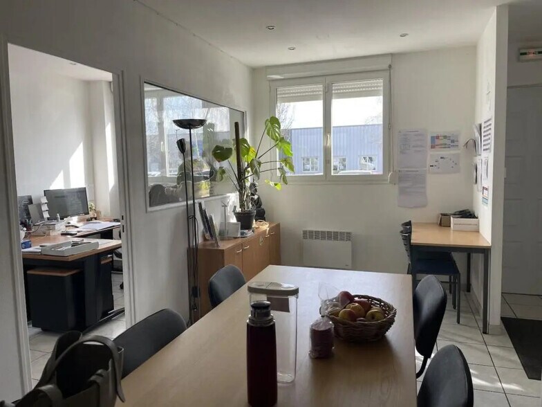 Office in Évreux for lease - Interior Photo - Image 1 of 3