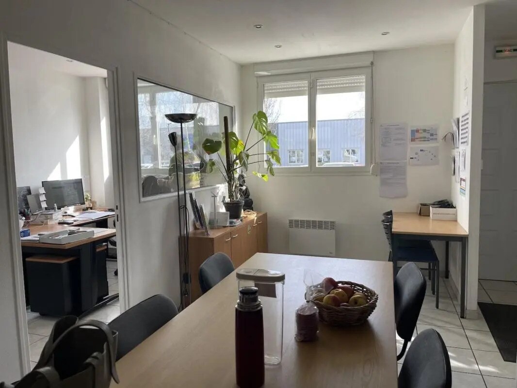 Office in Évreux for lease Interior Photo- Image 1 of 4