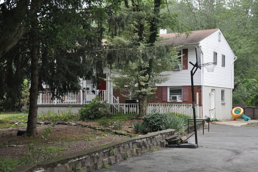 135 Lanes Pond Rd, Howell, NJ 07731