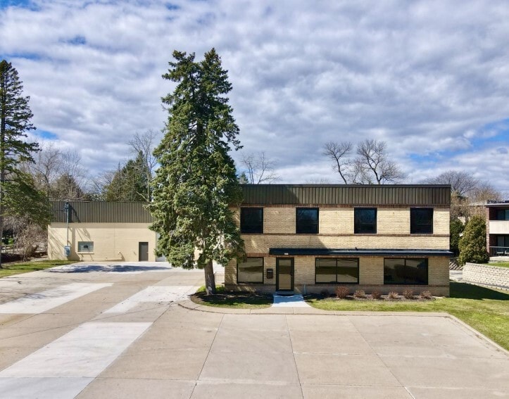 8035 N Port Washington Rd, Milwaukee, WI for lease - Building Photo - Image 2 of 4