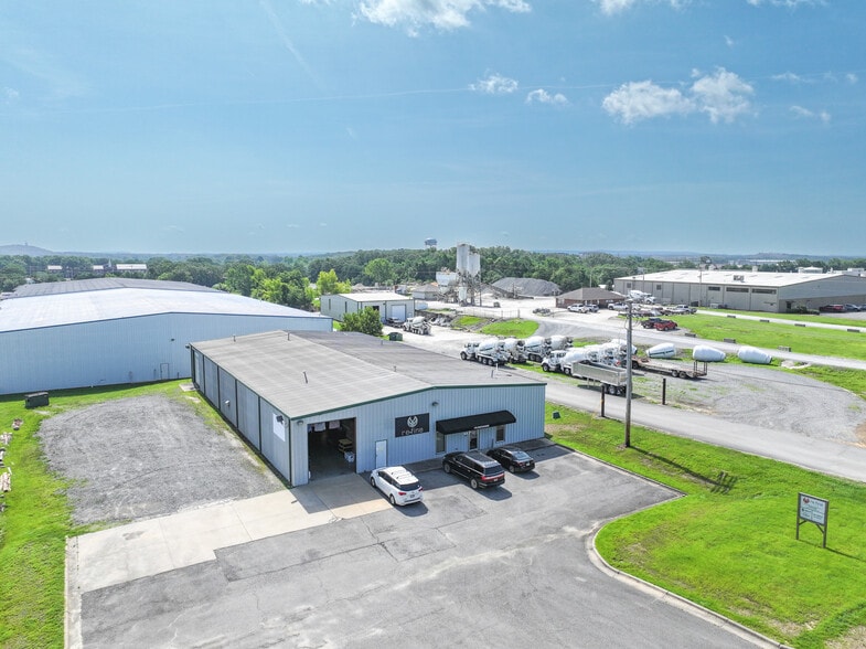 170 Exchange Ave, Conway, AR for lease - Building Photo - Image 2 of 3