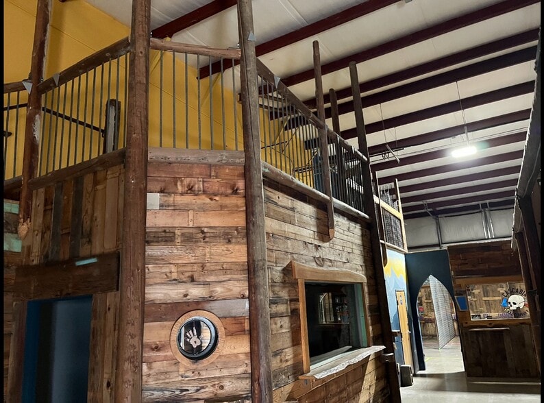 5681 Crater Lake Hwy, Central Point, OR for lease - Interior Photo - Image 3 of 14