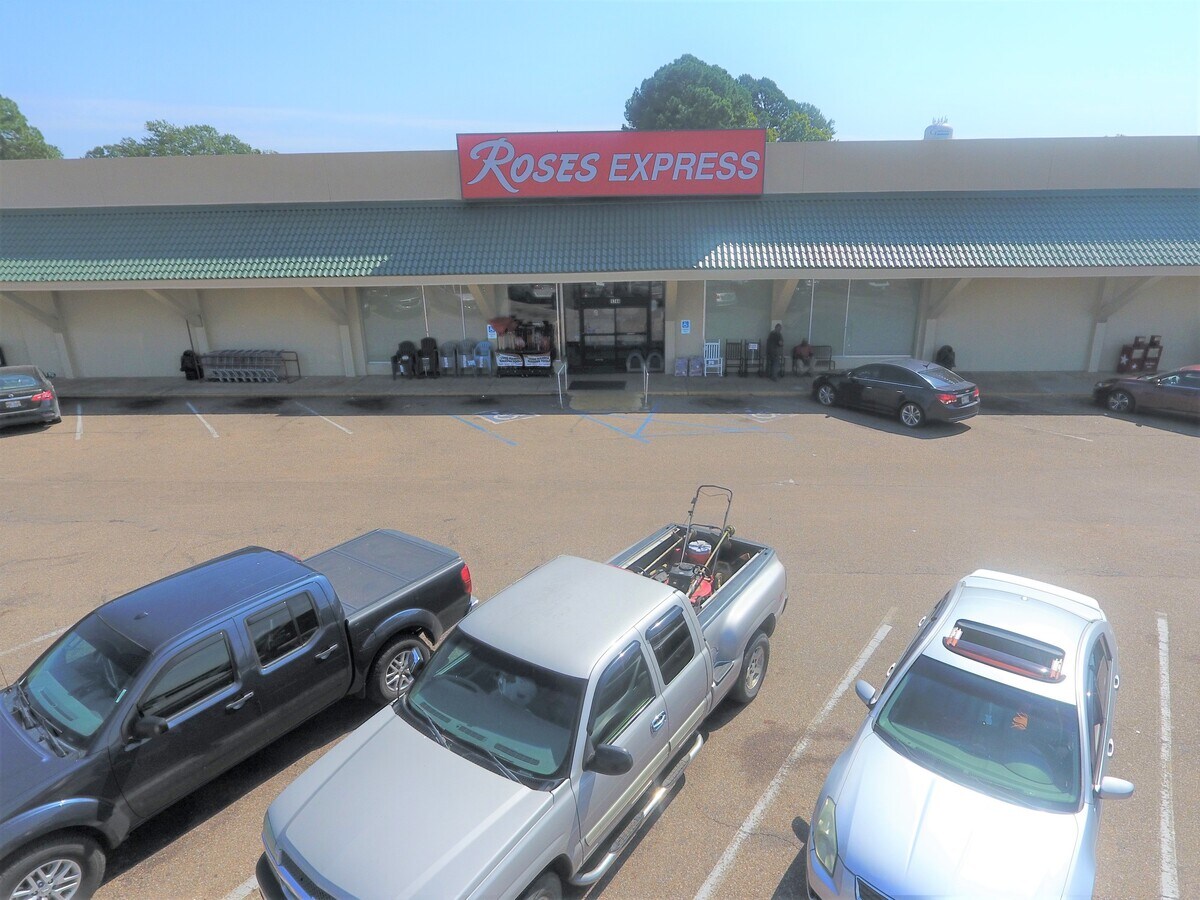 17161770 Commerce St, Grenada, MS 38901 Grady Green Shopping Center