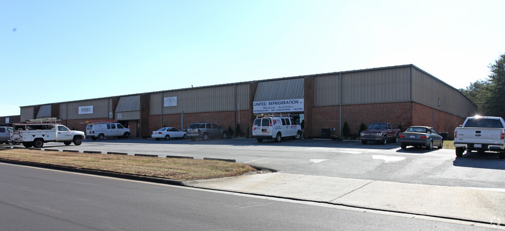 3707 Alliance Dr, Greensboro, NC for lease - Building Photo - Image 3 of 5
