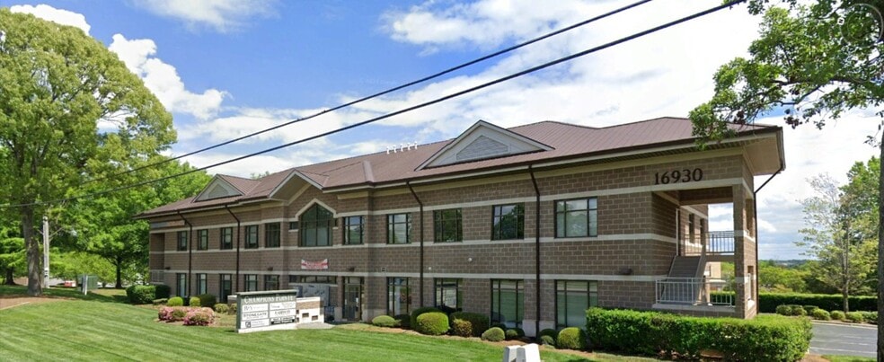 16930 W Catawba Ave, Cornelius, NC for lease - Building Photo - Image 1 of 9