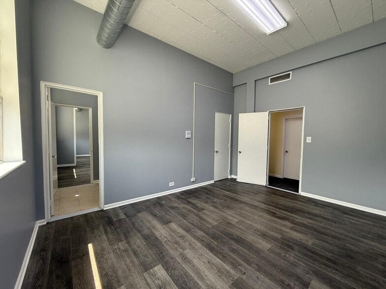 2252-2260 N Elston Ave, Chicago, IL for lease - Building Photo - Image 3 of 10