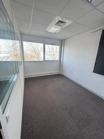 Office in Gémenos for lease - Interior Photo - Image 3 of 5