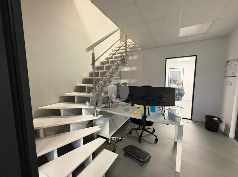 Flex in Ennevelin for lease - Interior Photo - Image 3 of 5