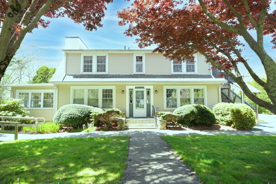 112 New London Rd, Groton, CT for sale - Building Photo - Image 1 of 1