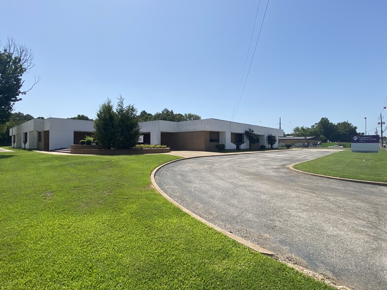 1718 S Henderson Blvd, Kilgore, TX for lease - Building Photo - Image 1 of 15