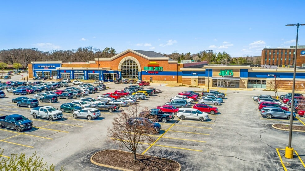 858 Middle Rd, Bettendorf, IA for lease - Building Photo - Image 1 of 13