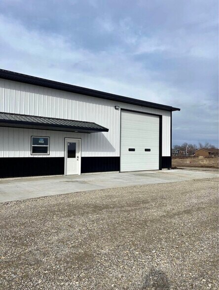 51 Dale Lee Dr, Palo, IA for lease - Building Photo - Image 2 of 17