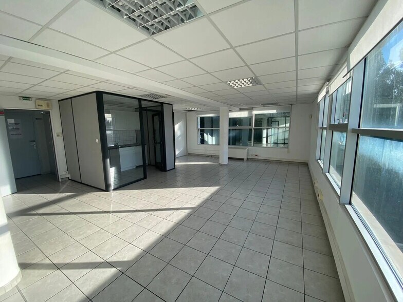 Office in Marseille for sale - Interior Photo - Image 2 of 9