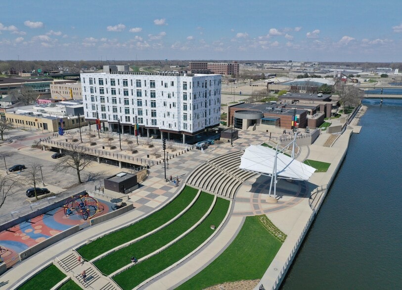 335 Cedar St, Waterloo, IA for sale - Building Photo - Image 1 of 1